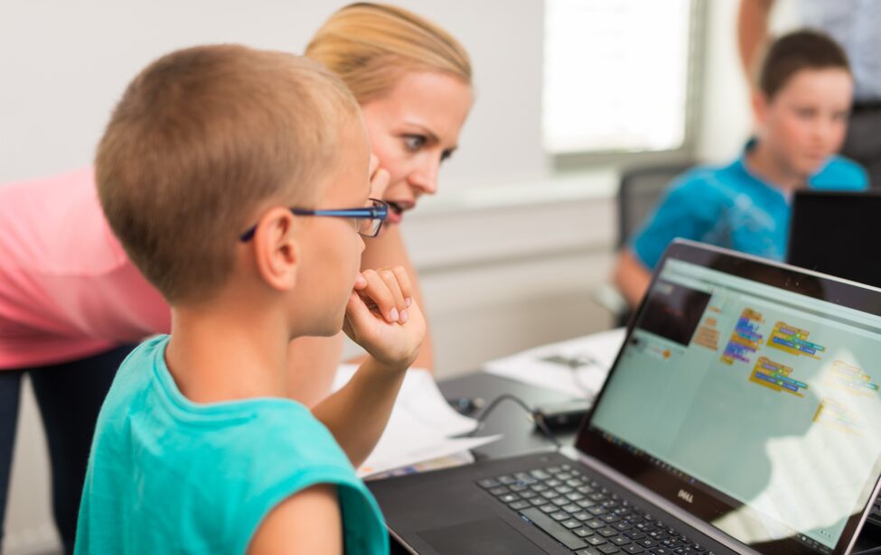 Первоклассник медленно пишет. Нужно ли с этим что-то делать?