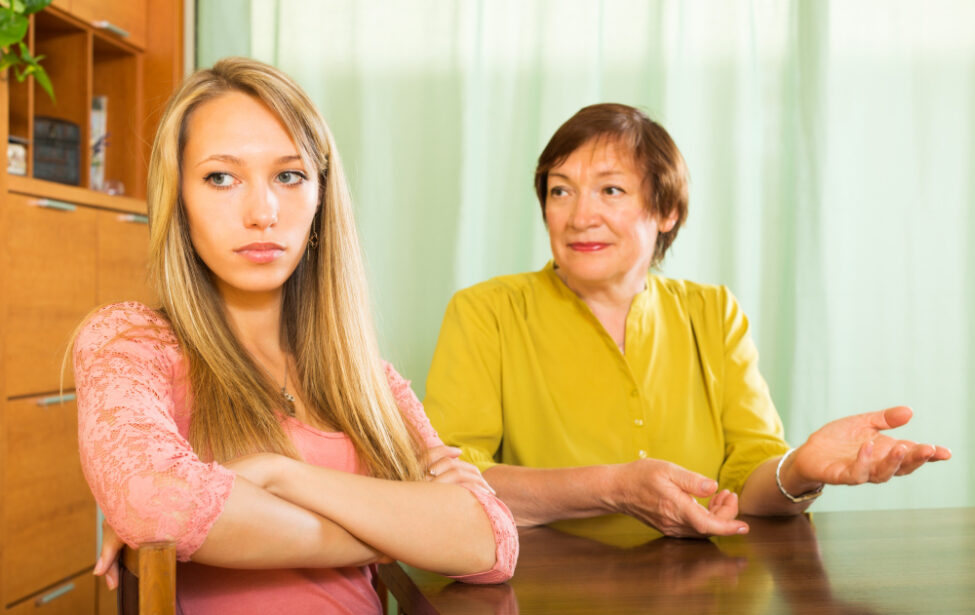 Застолье с&nbsp;семьёй заканчивается ссорами: что делать