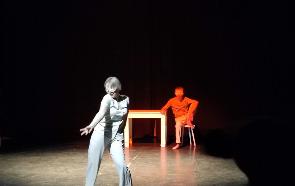 Студенты-волонтеры ИСПО на арт-проекте «Танцы в темноте»