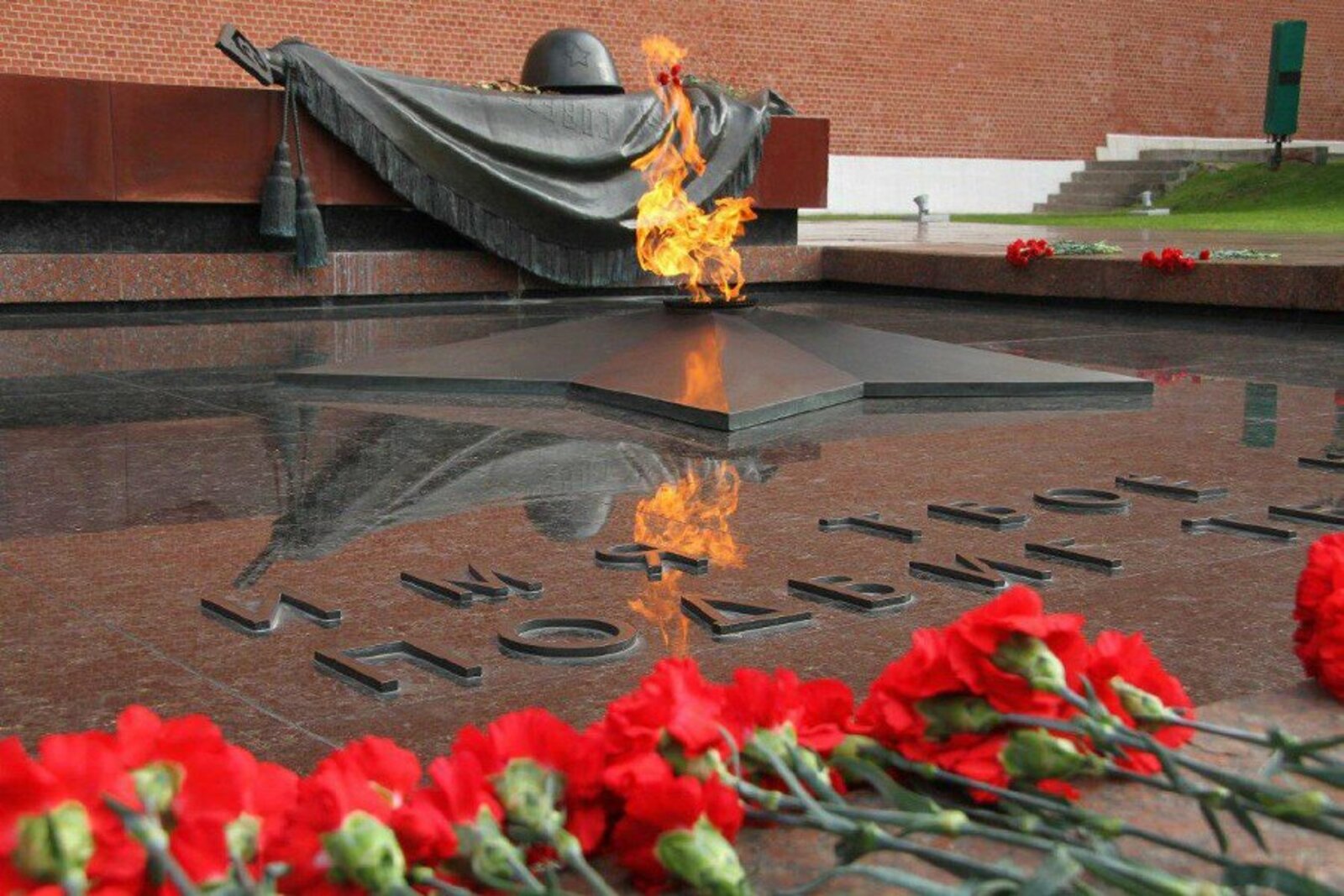 22 июня 9 мая великая. Александровский сад Москва могила неизвестного солдата. Мемориальный комплекс могила неизвестного солдата. Могила неизвестного солдата у кремлевской стены. Александровский сад могила неизвестного солдата.