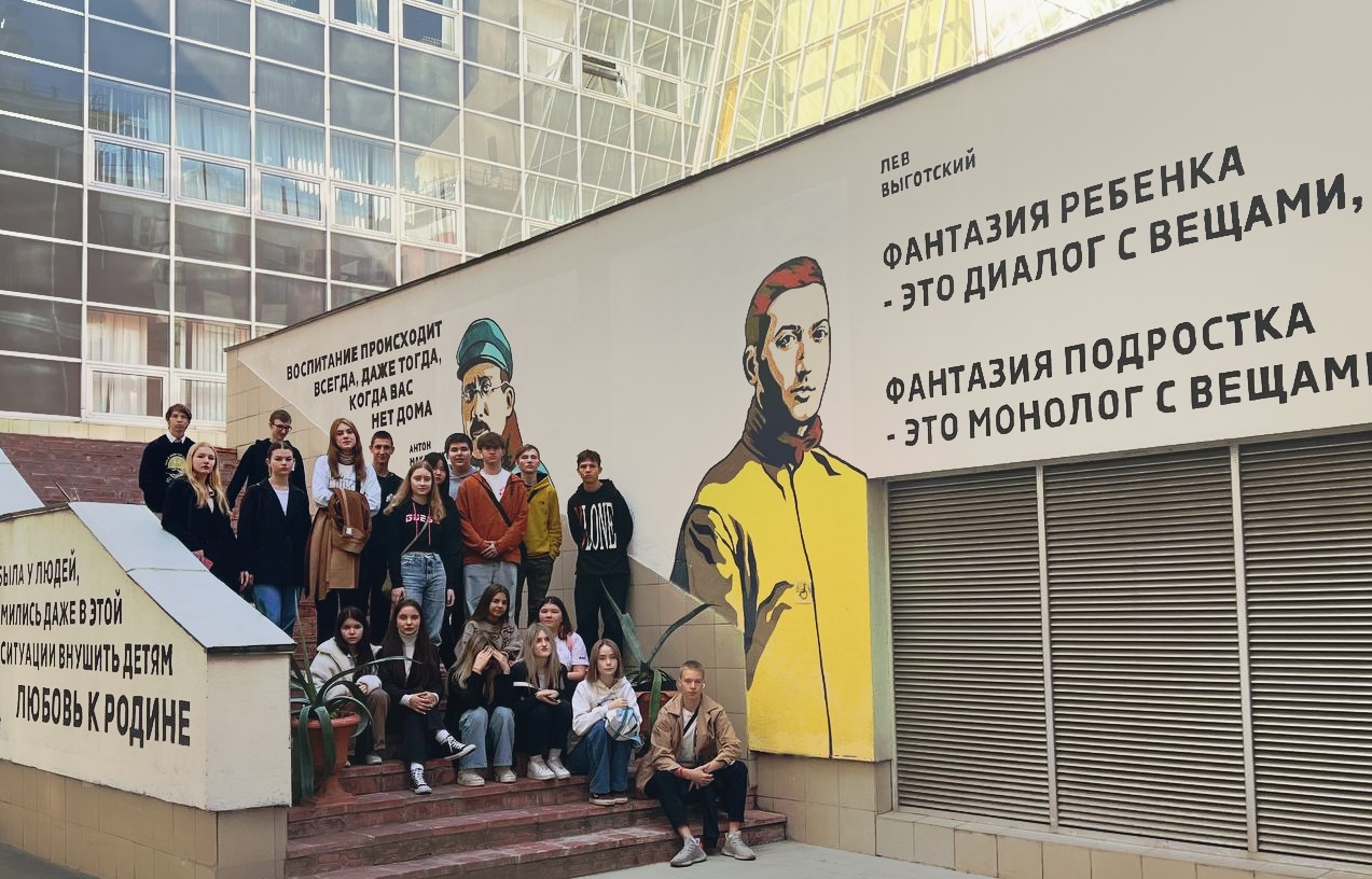 Пока на ступеньках университета