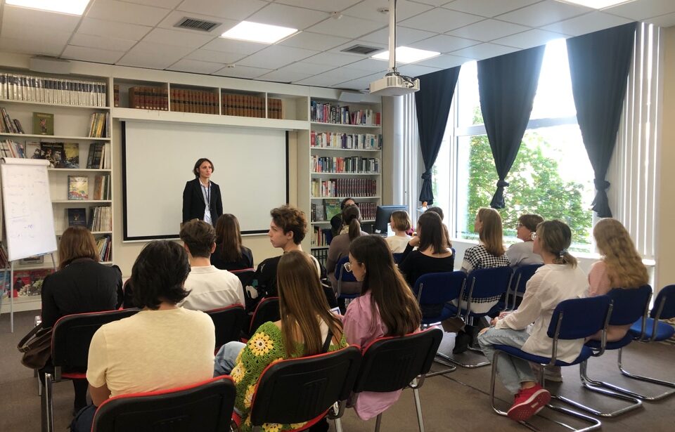Студенты-первокурсники ИИЯ посетили Библиотеку иностранной литературы