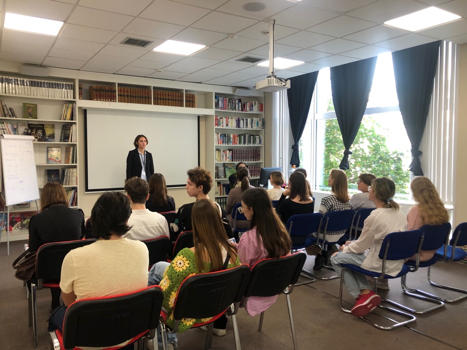 Студенты-первокурсники ИИЯ посетили Библиотеку иностранной литературы