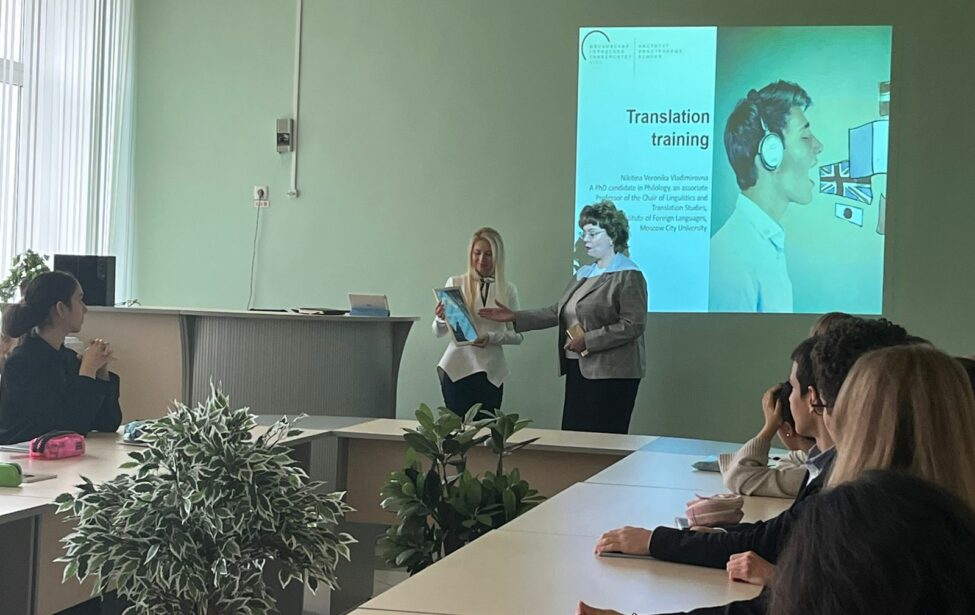 Лекция в&nbsp;школе от&nbsp;преподавателя кафедры языкознания и&nbsp;переводоведения