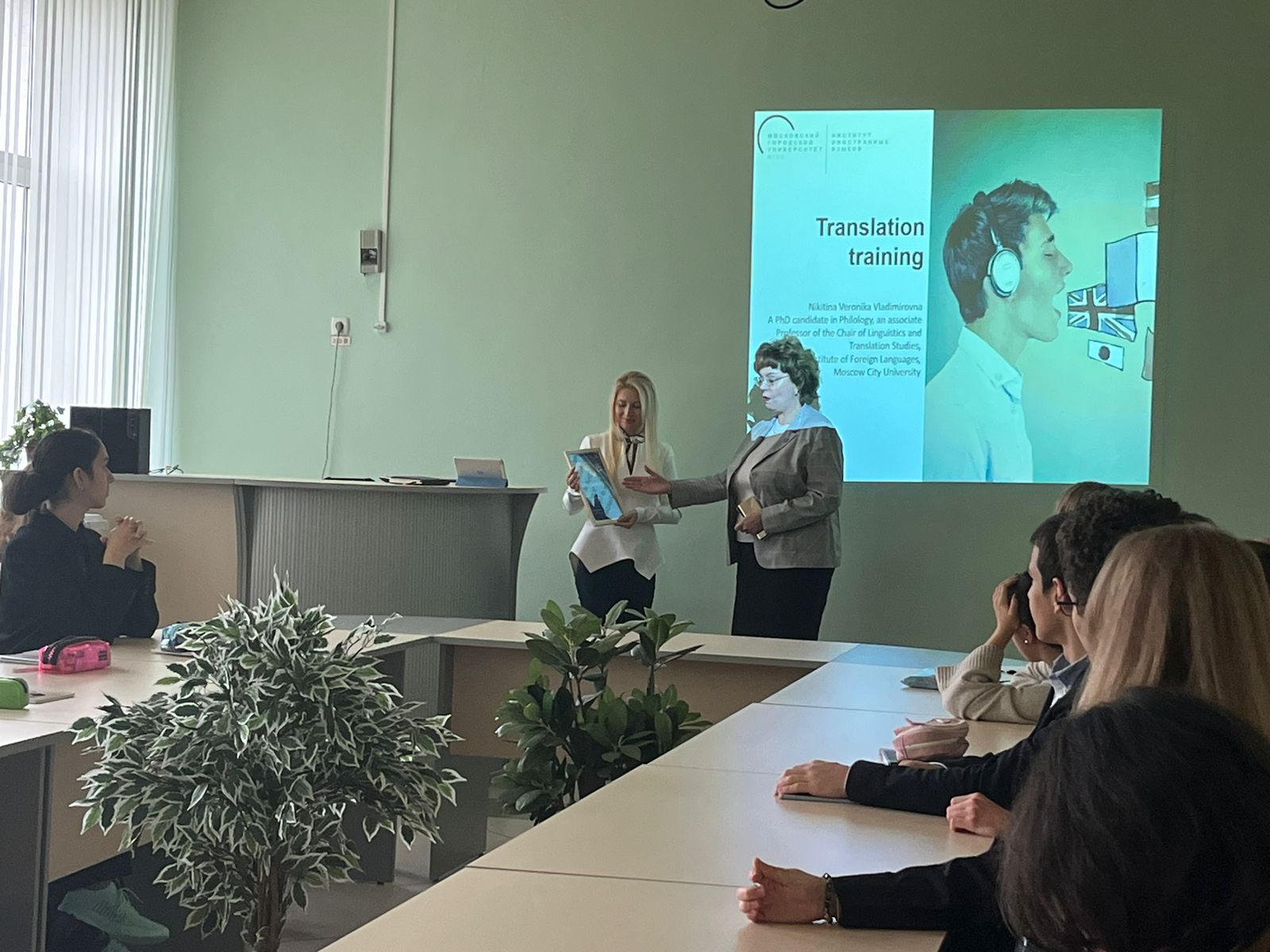 Лекция в&nbsp;школе от&nbsp;преподавателя кафедры языкознания и&nbsp;переводоведения