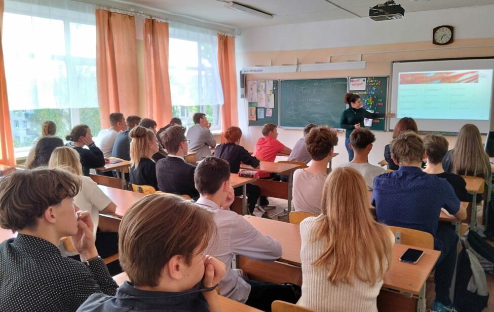 Преподаватель ИИЯ провел встречу со школой в Приморске