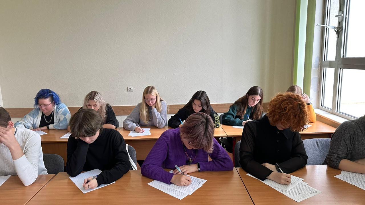 Студент на экзамене. Экзамен в вузе. Экзамены в институт иностранных языков. Гос экзамены в мглу. Государственный экзамен в вузе.