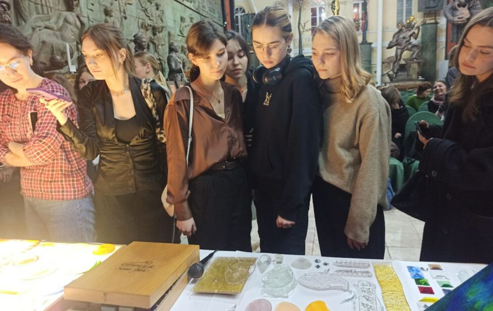 Студенты ИКИ на&nbsp;мастер-классе по&nbsp;витражу в&nbsp;Академии художеств