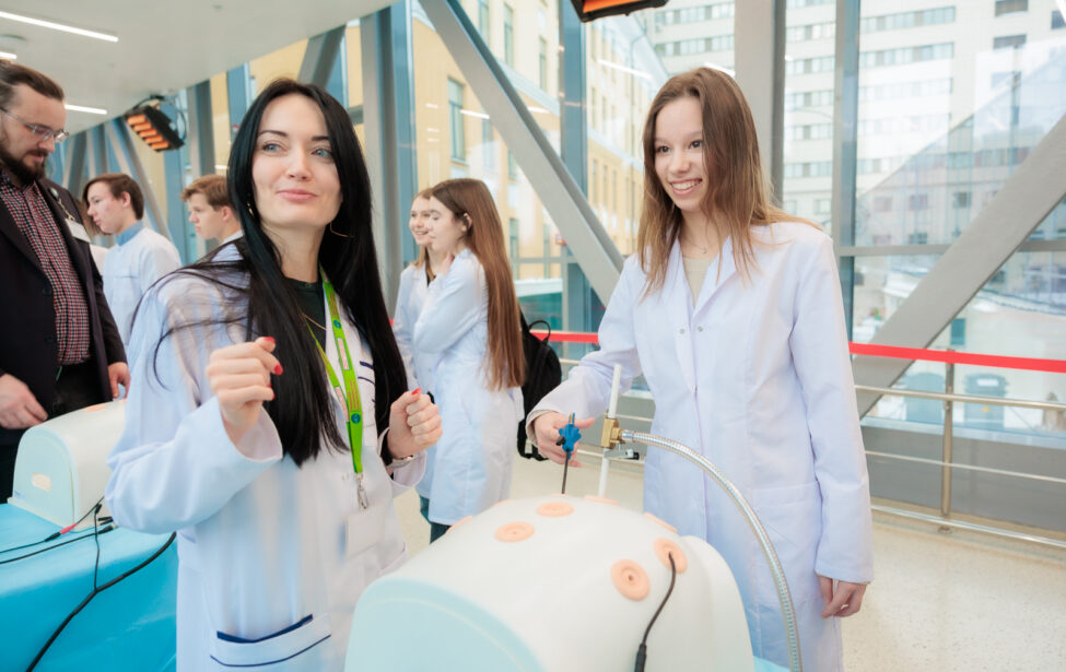 Ученики медицинских классов посетили флагманский центр Боткинской больницы