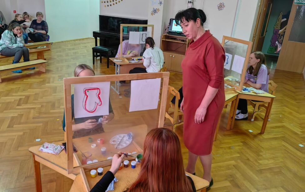 Прозрачный мольберт