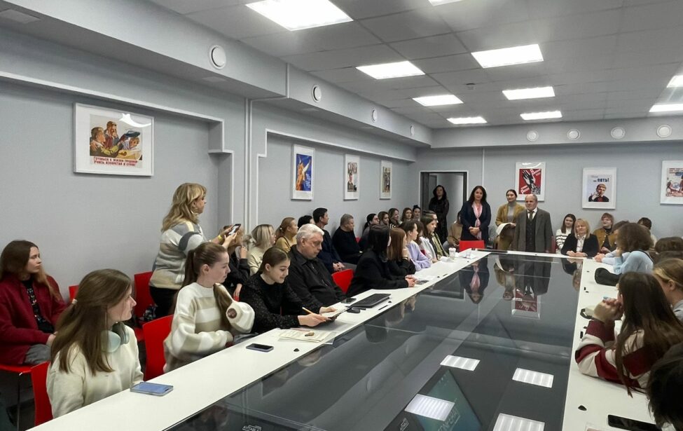 Выступление ученика. Дети выступают на конференции. Дети на конференции. Выступление старшеклассников. Ребенок выступает с докладом.