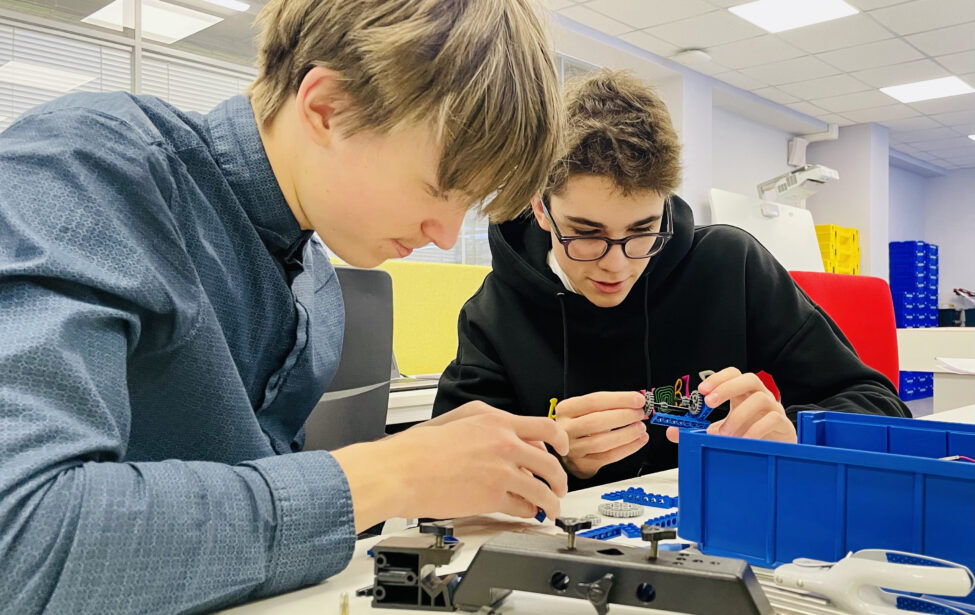 Получить предложение о&nbsp;работе еще в&nbsp;школе: как работают предпрофессиональные классы