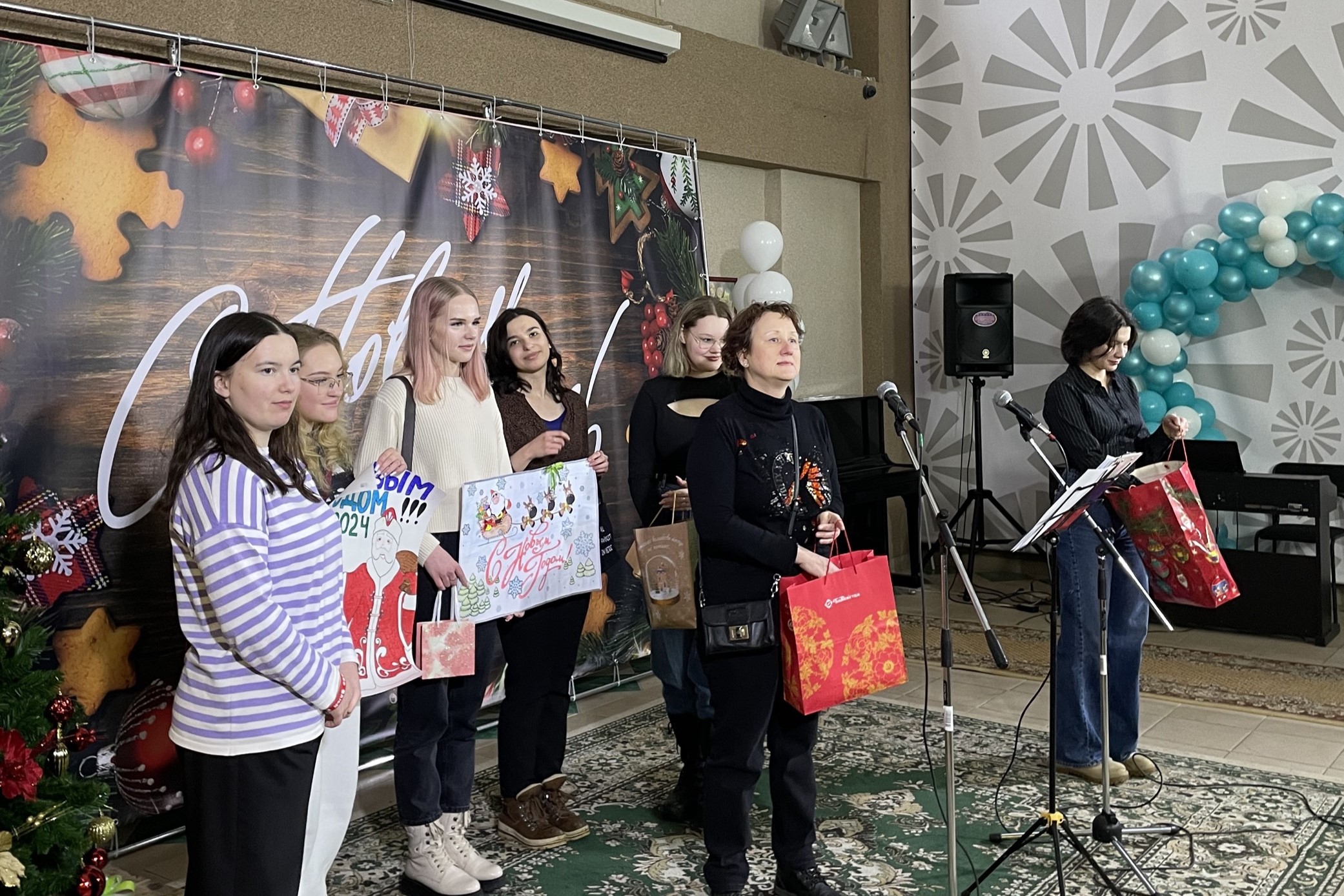 Первокурсники поздравляют жителей социального жилого дома