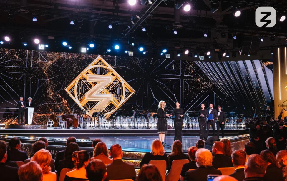 Представители ИИЯ&nbsp;&mdash; официальные переводчики на&nbsp;церемонии награждения премии &laquo;Знание&raquo;