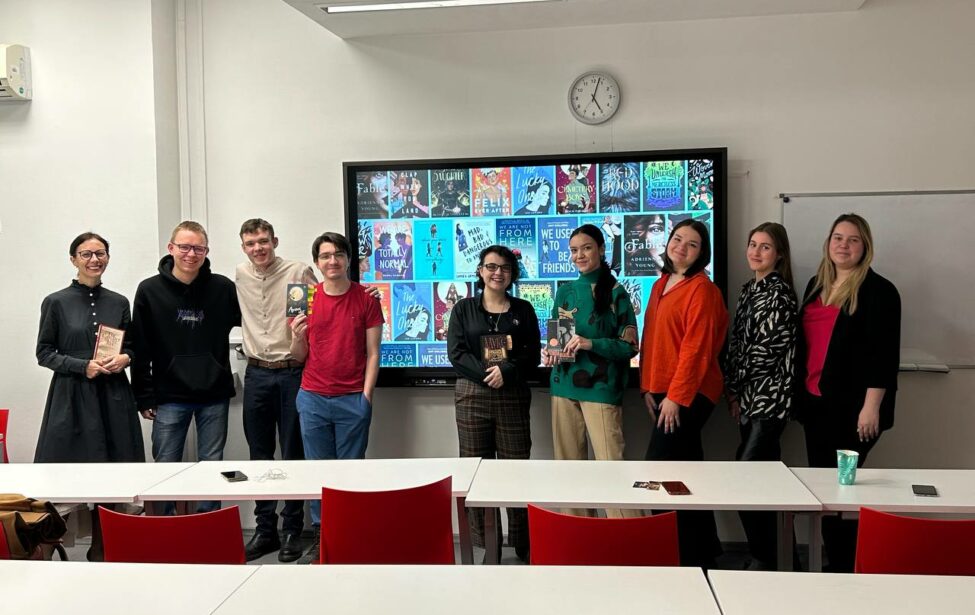 Встреча литературного клуба: проблема поиска героя