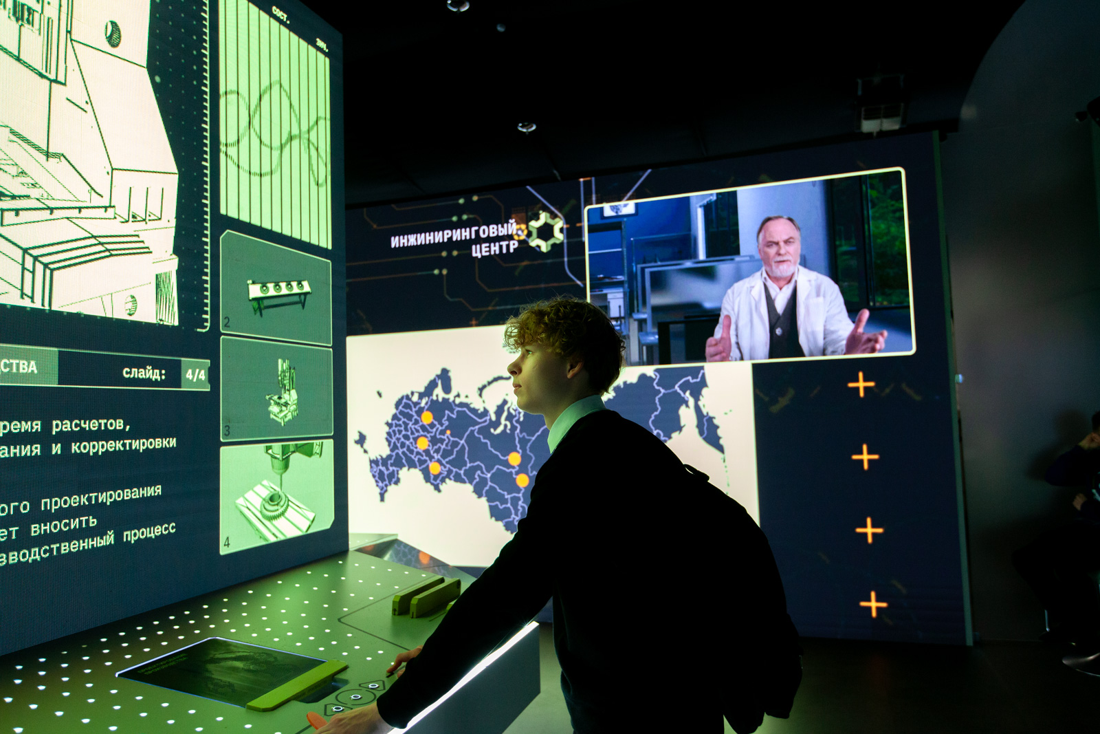 Экскурсия инженерных и ИТ-классов в павильон «Сделано нами» ВДНХ