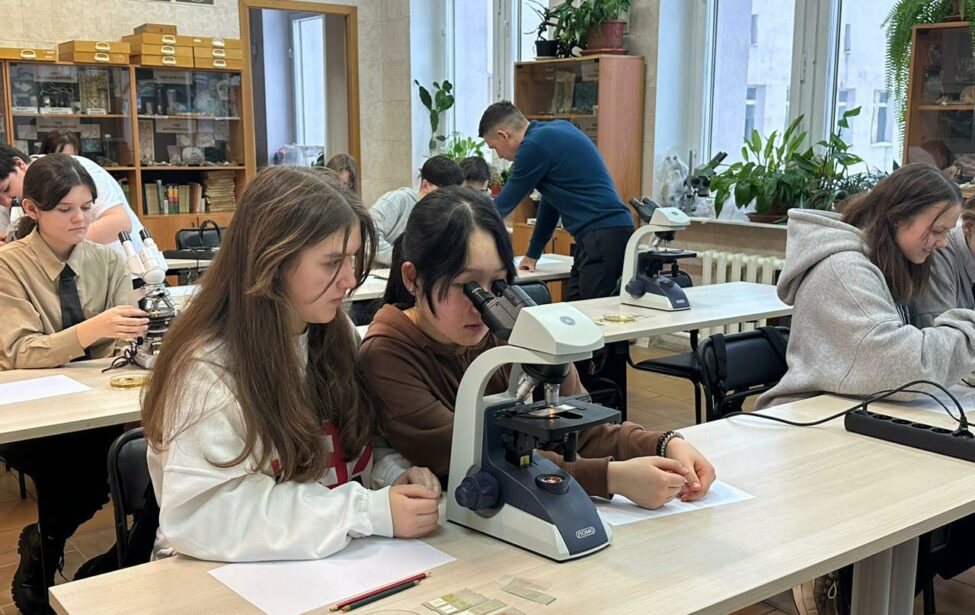 Как снимать ЭКГ? Преподаватели МГПУ провели занятия для школьников