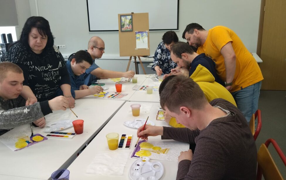 Весенний городской пейзаж: акварельная магия