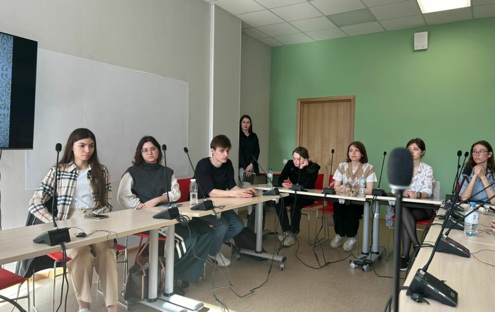 Синхронный перевод: первые шаги к&nbsp;профессиональной работе в&nbsp;кабине