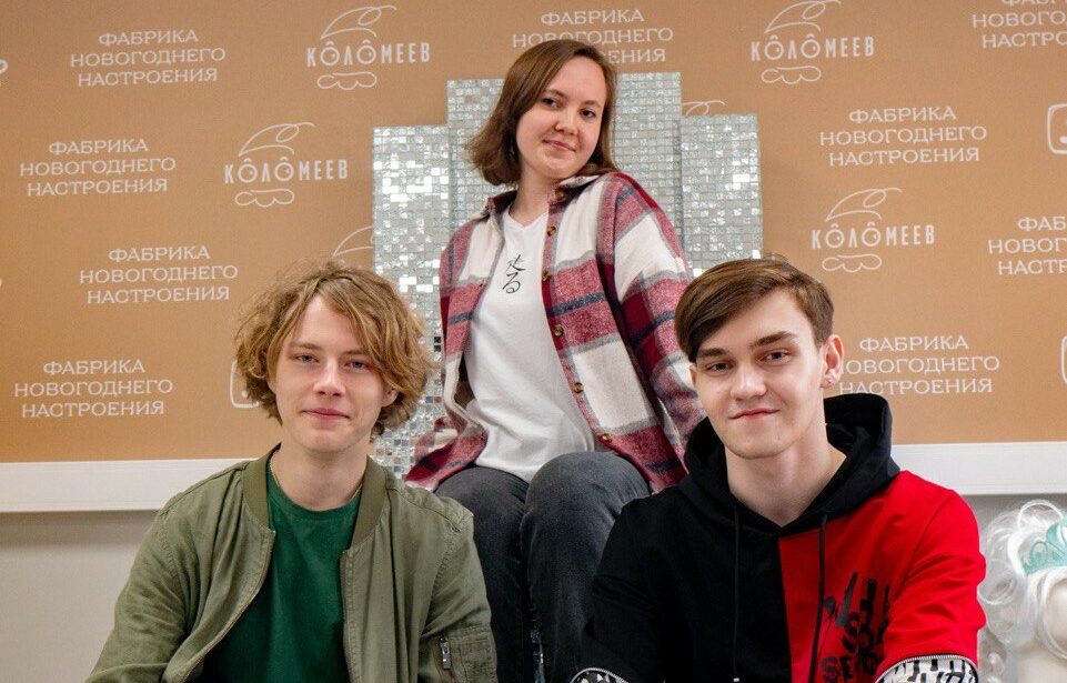 Новогодний бизнес: ученики предпринимательского класса узнали, как работает фабрика елочных игрушек