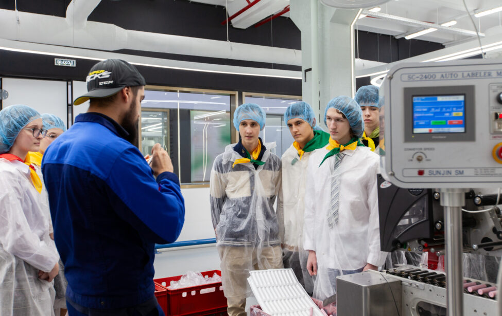 От&nbsp;производства косметики до&nbsp;авиакосмической промышленности: какие предприятия посещают участники проекта &laquo;Инженерный класс в&nbsp;московской школе&raquo;