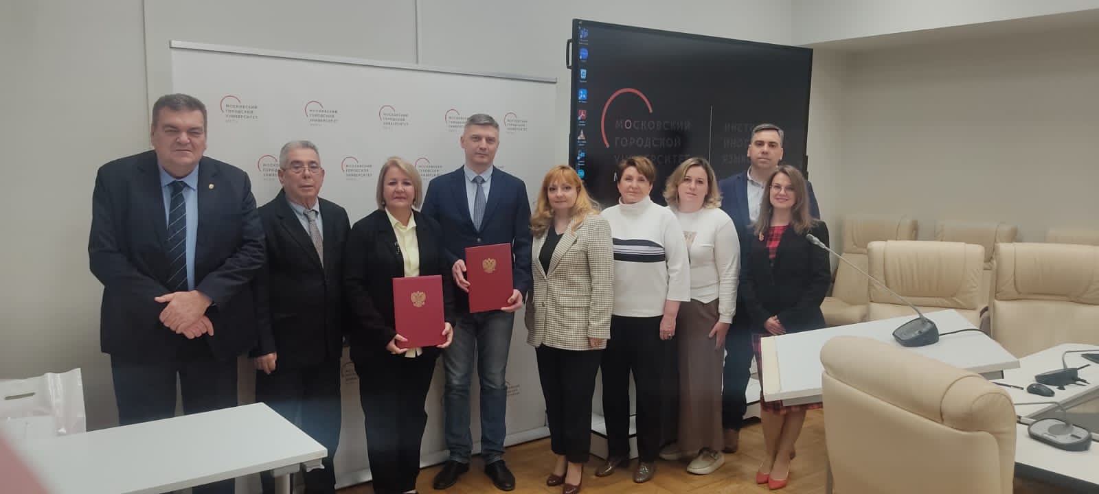 Делегация из университета Матансаса в ИИЯ