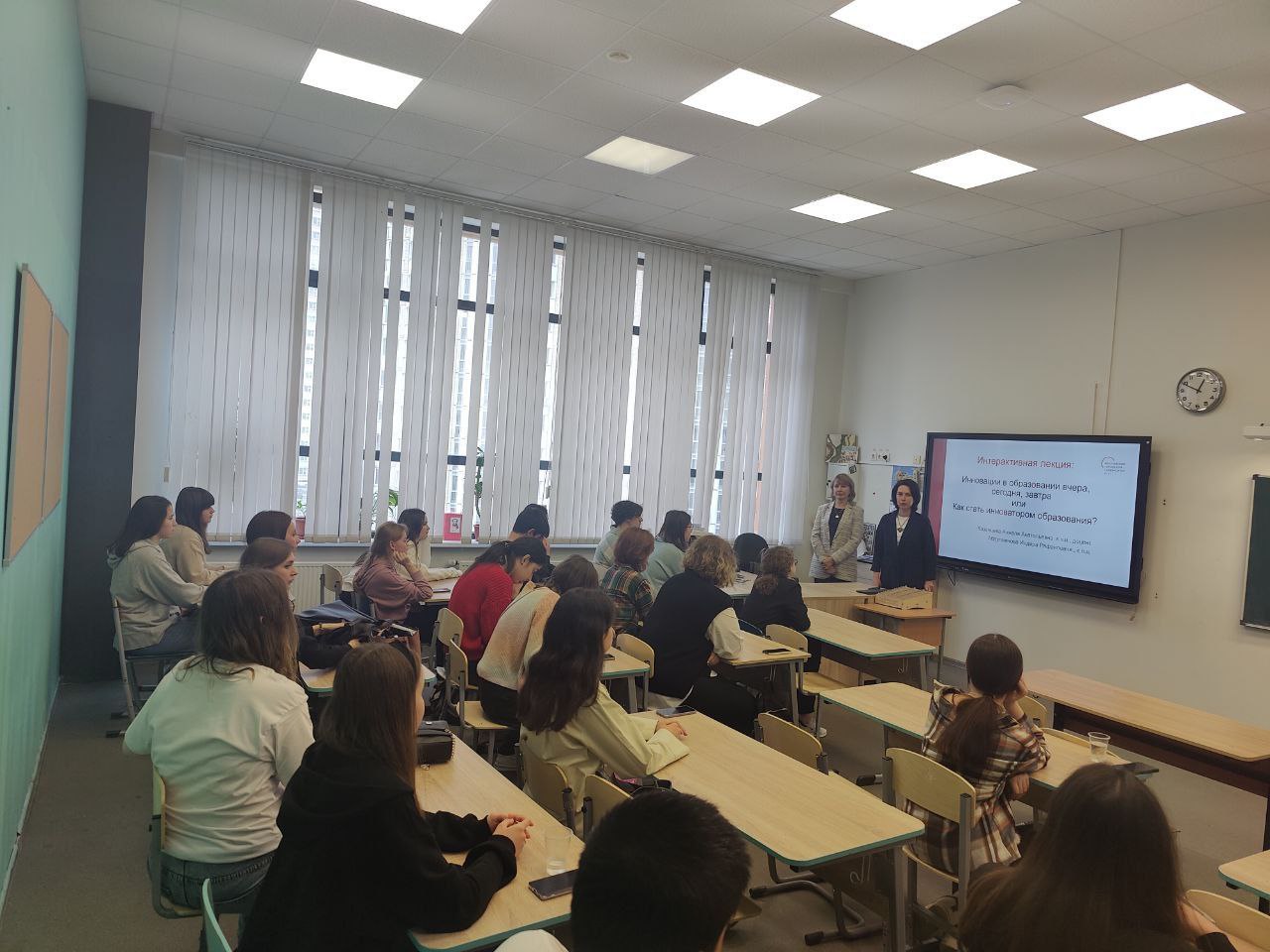 Доценты ИИЯ провели лекцию для школьников