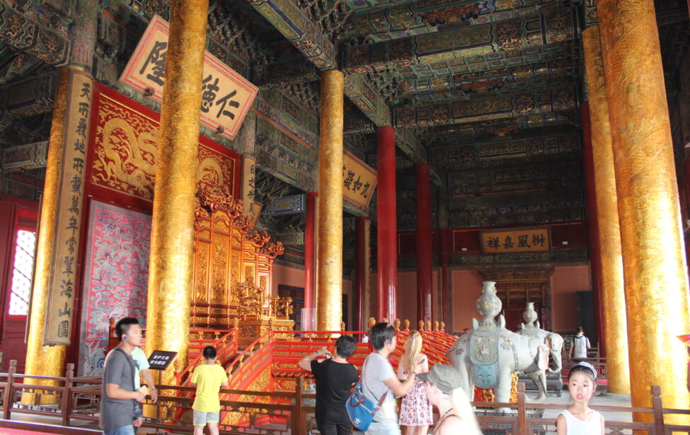 Доцент ИИЯ рассказала абитуриентам о национальных меньшинствах Китая