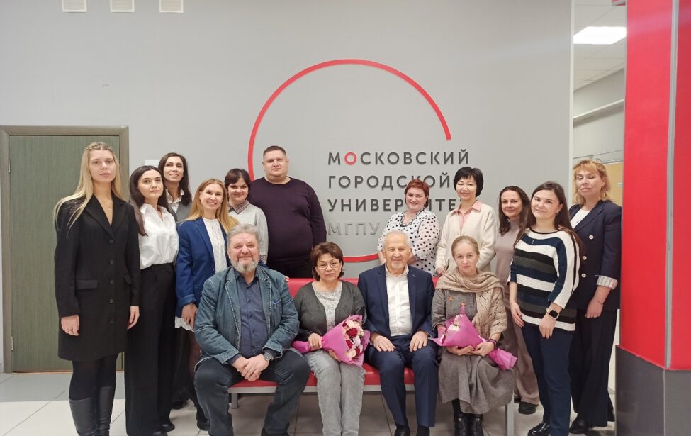 Вячеслав Ситаров получил награду от Российской академии образования