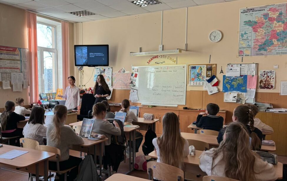 Студенты кафедры романских языков и лингводидактики в школе им. В.В. Маяковского