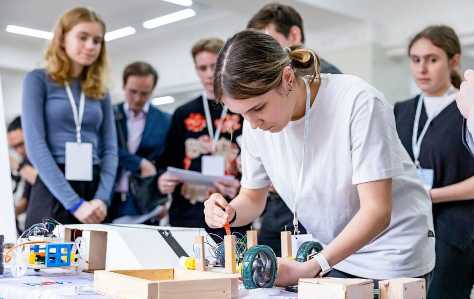 Московские школьники подали более 32 тысяч заявок на участие в научно-практических конференциях