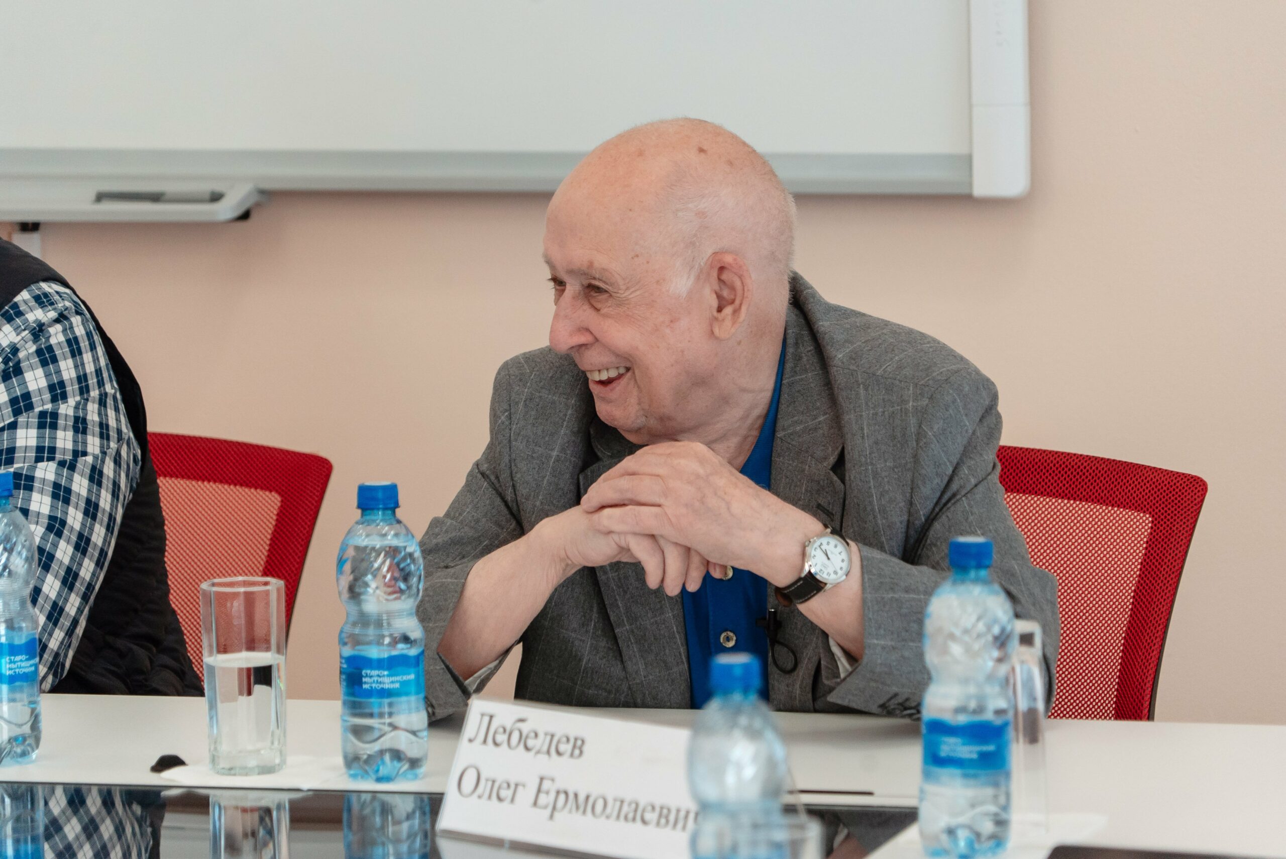 Лебедев улыбается