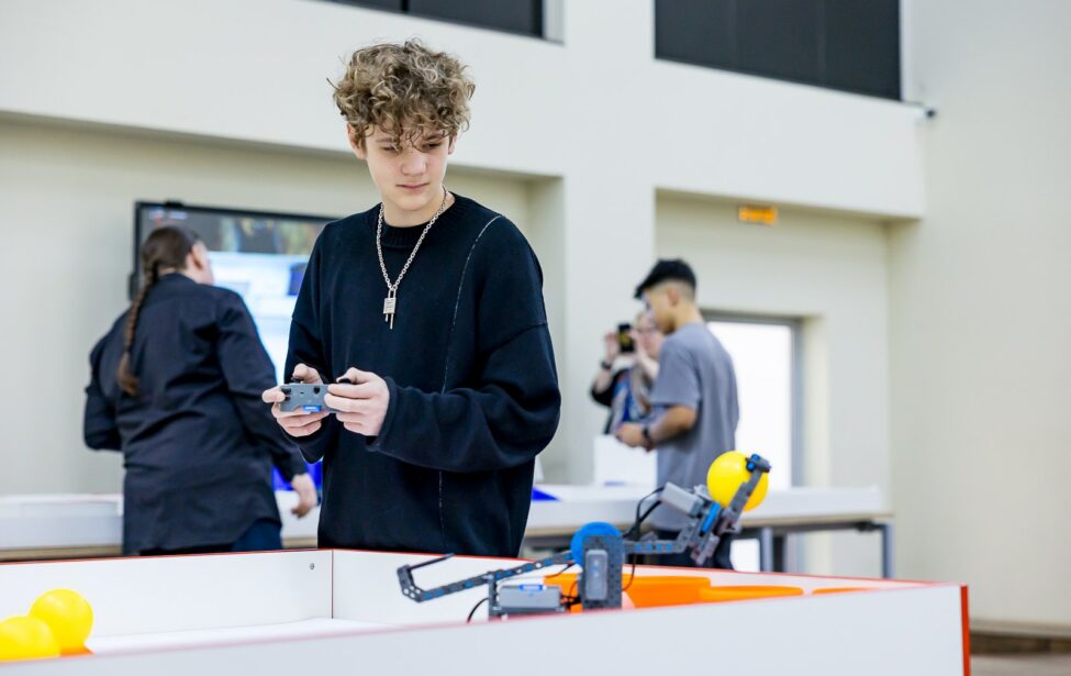 Учебный день в&nbsp;предпрофессиональных лабораториях: беспилотники, роботы и&nbsp;конвейерные линии