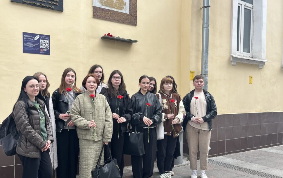 Возложение цветов к мемориалам в память о погибших в Великой Отечественной Войне