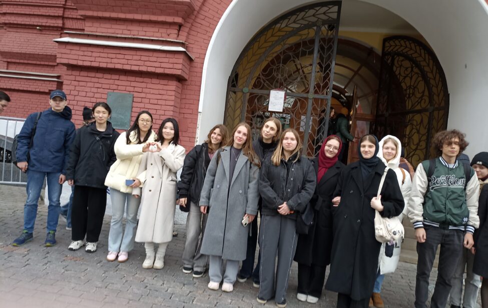 Студенты из Китая на экскурсии в Сергиевом Посаде