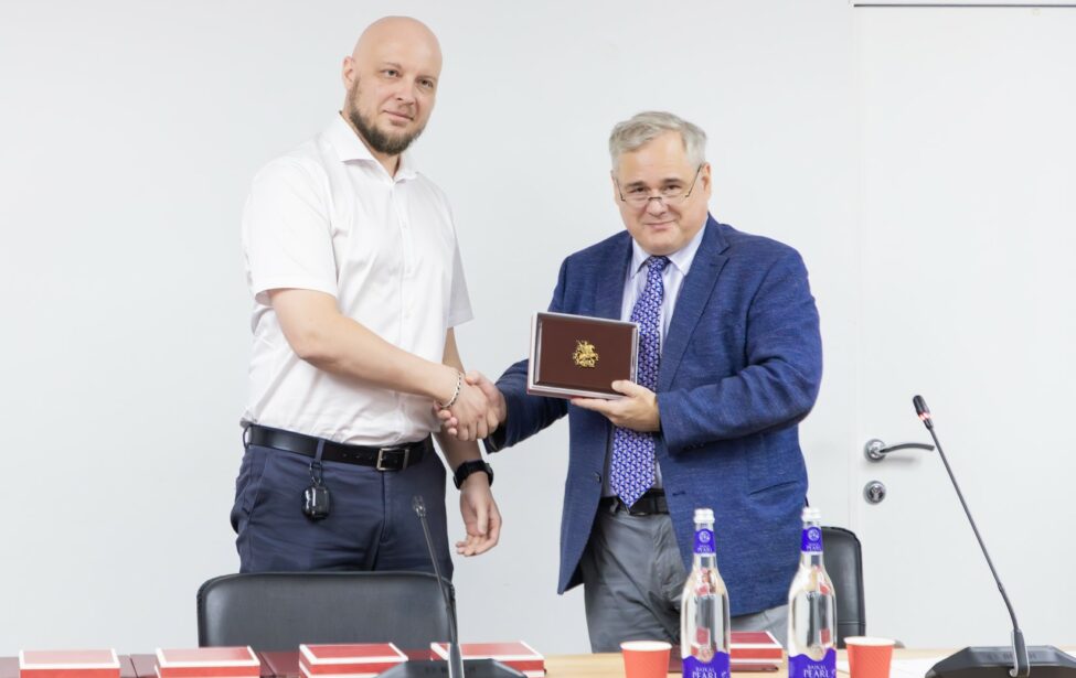 Сотрудникам института развития профильного обучения вручили государственные награды