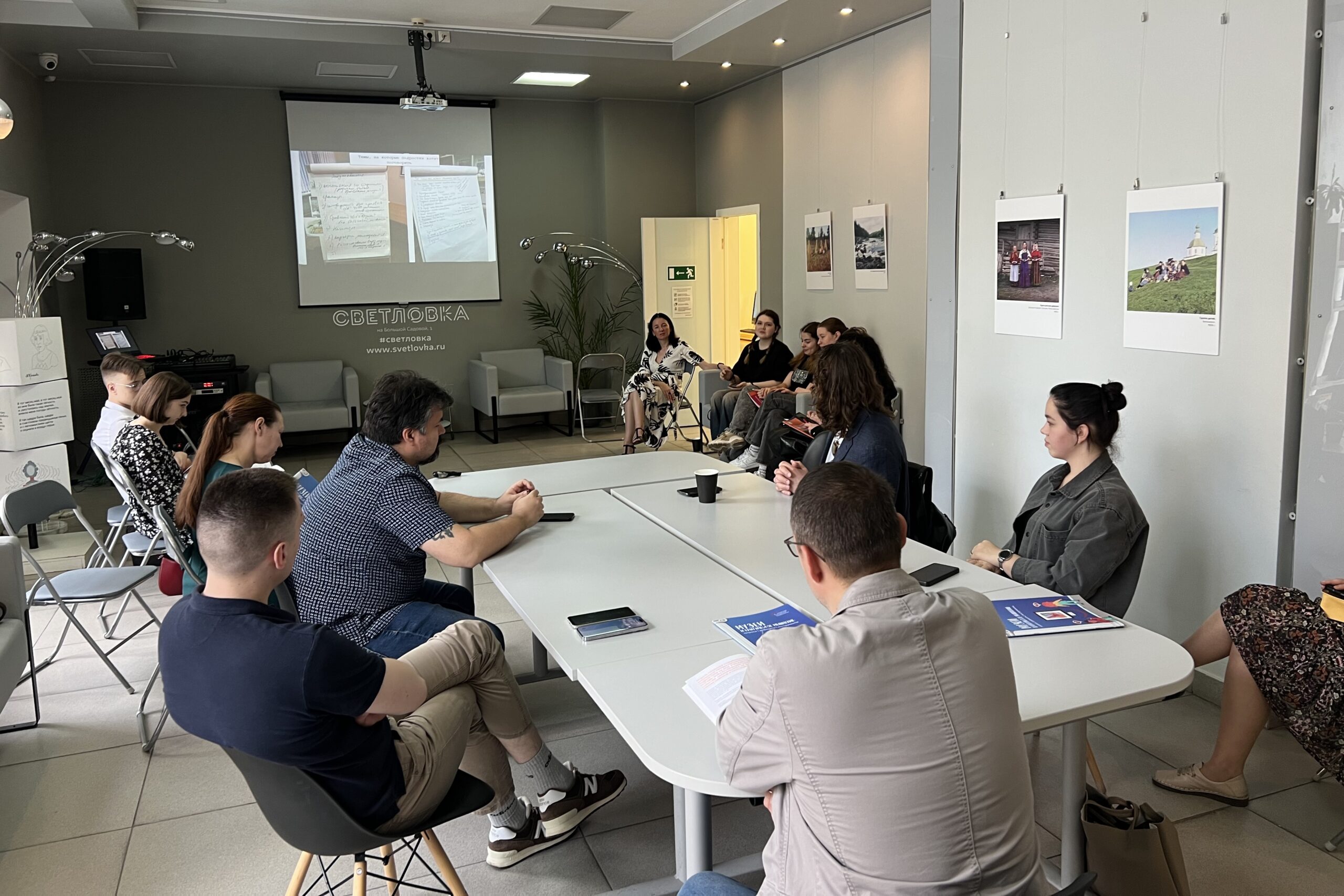 Состоялась презентация книги &laquo;Пригласить подростков в&nbsp;соавторы&raquo; экспертов НИИ&nbsp;УГО