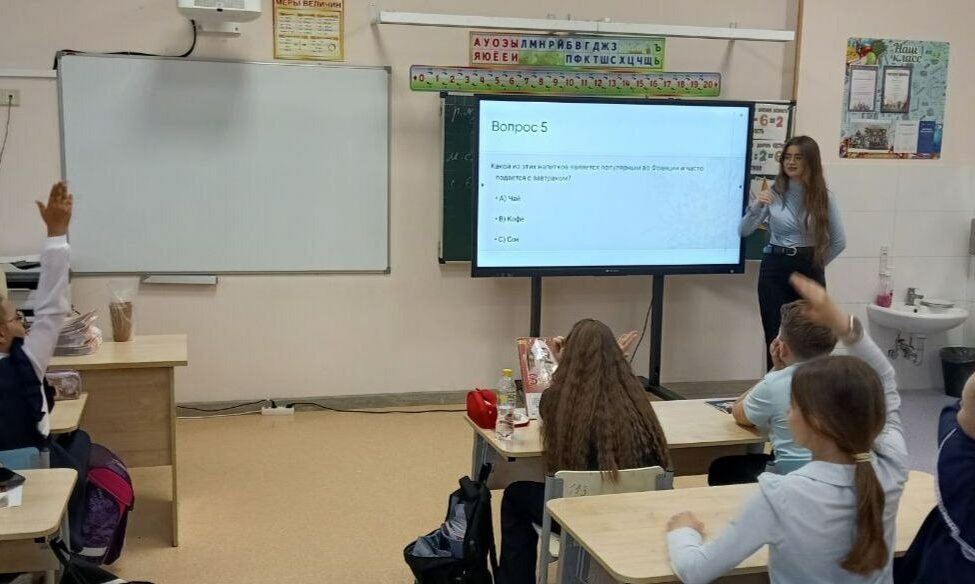 Студент ИИЯ МГПУ в школе № 8 г. Домодедово