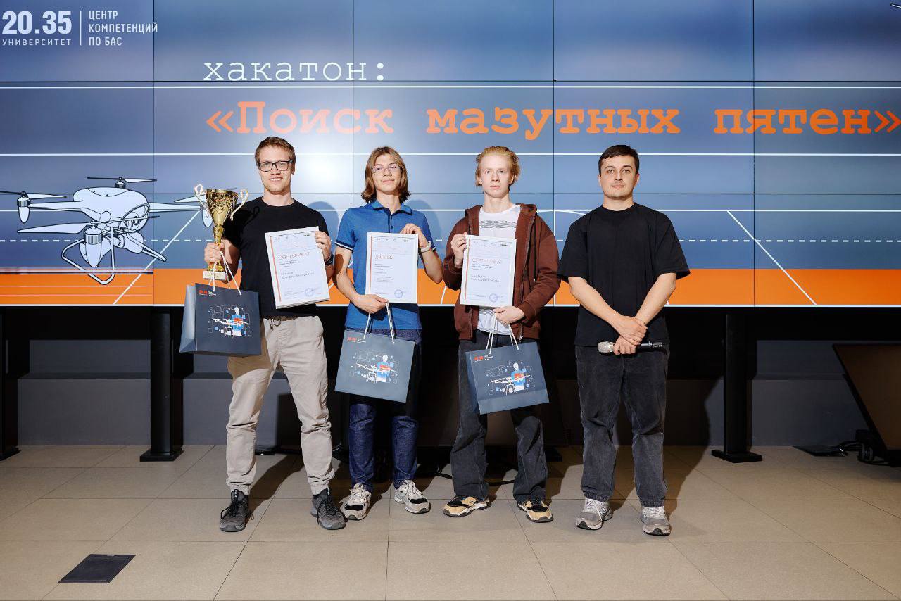 Цифровые 10-классники заняли 2-е место на хакатоне «Поиск мазутных пятен»