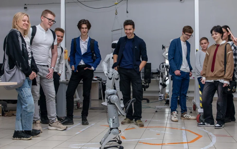 Не просто экскурсия. Как московские школьники знакомятся в каникулы с будущей профессией