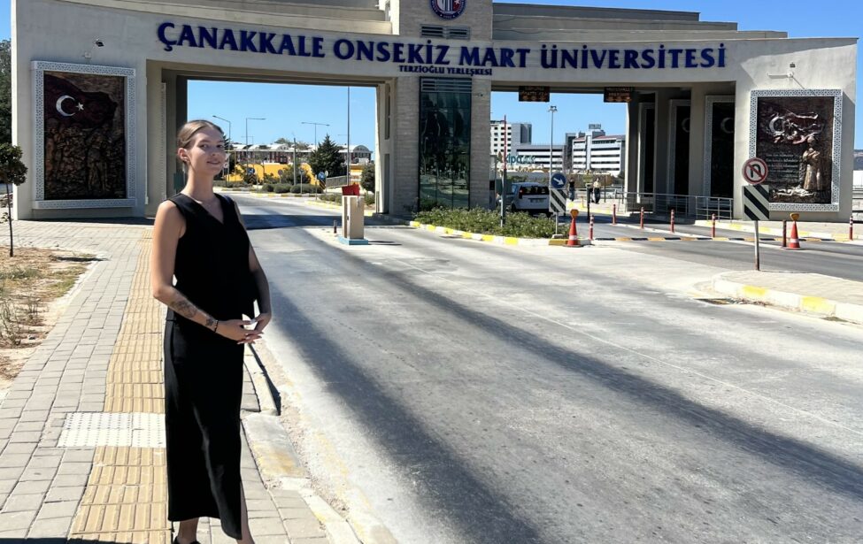 Студентка ИИЯ приступила к обучению в университете Чанаккале Онсекиз Март