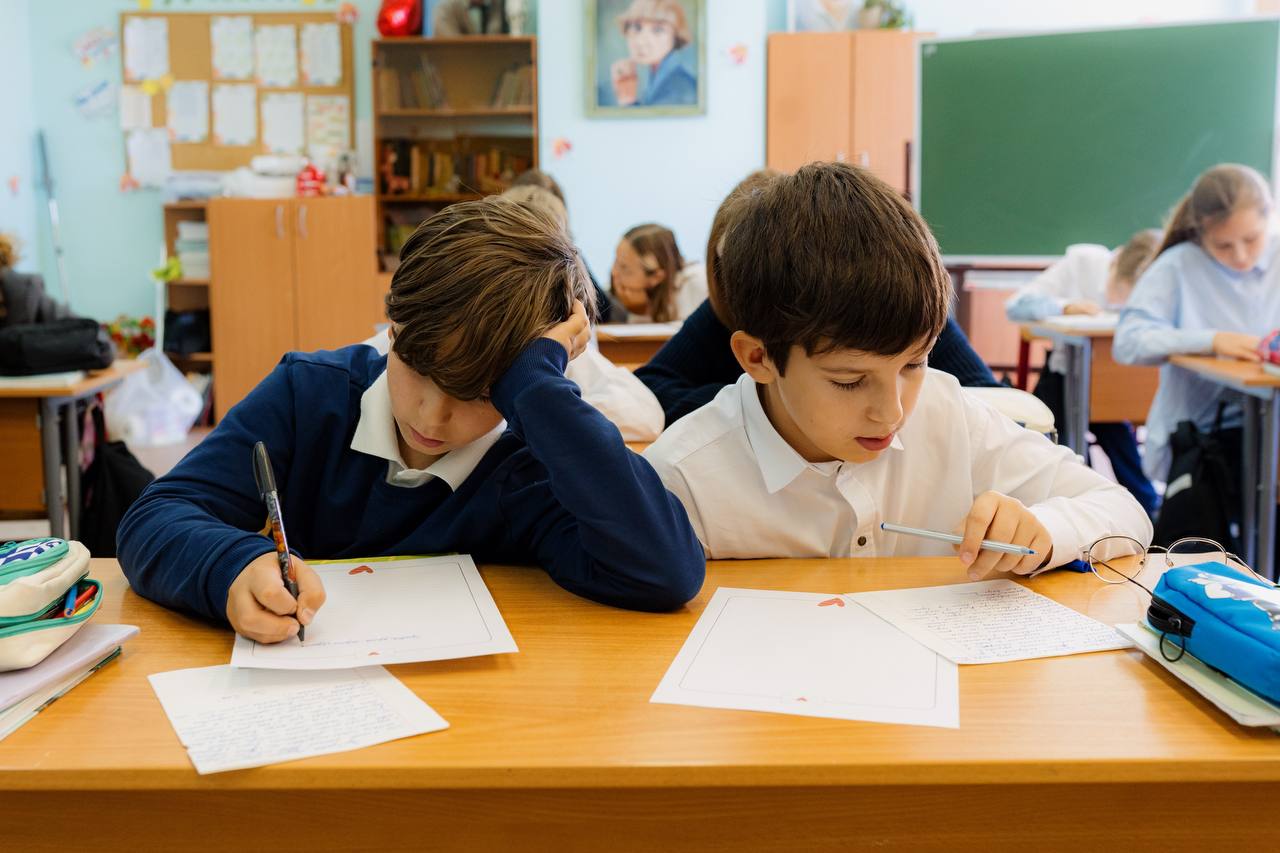 Лоскутное одеяло: в Университетской школе прошла теплая акция ко Дню пожилого человека