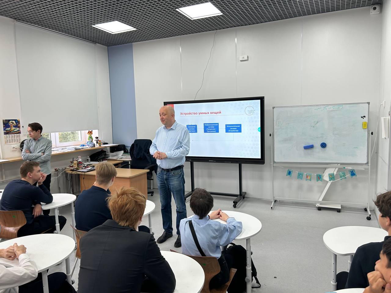 Доцент ИЦО прочитал в школе «Марьина Роща» лекцию об умных системах и интернете вещей
