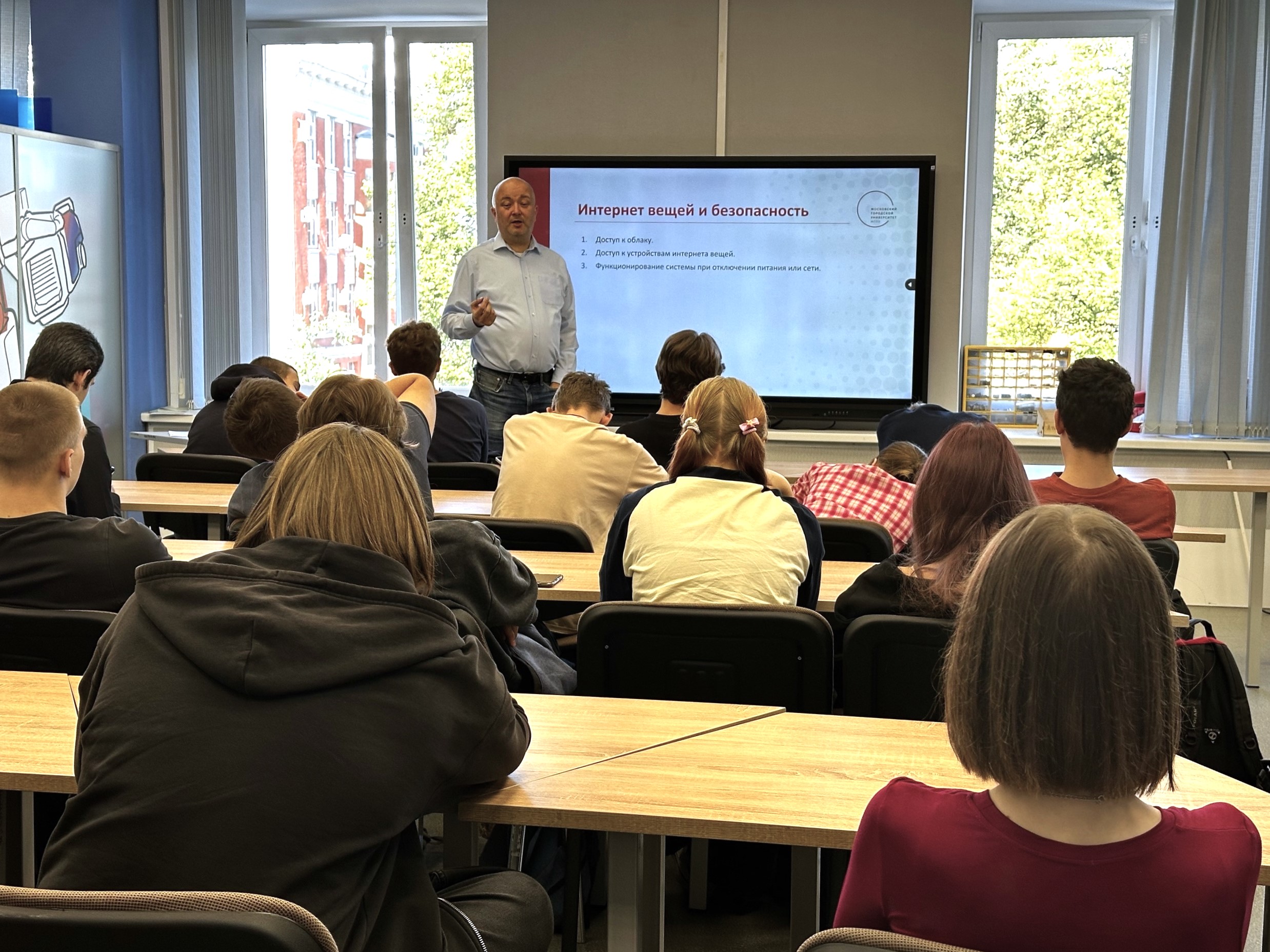 Доцент ИЦО прочитал в Цифровой школе МГПУ лекцию об умных системах и интернете вещей