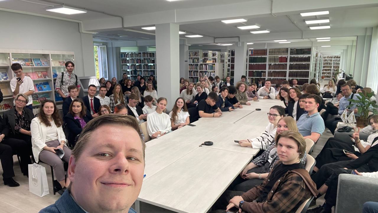 Ученики Университетской школы МГПУ погрузились в будущее информатики на конференции в РАО