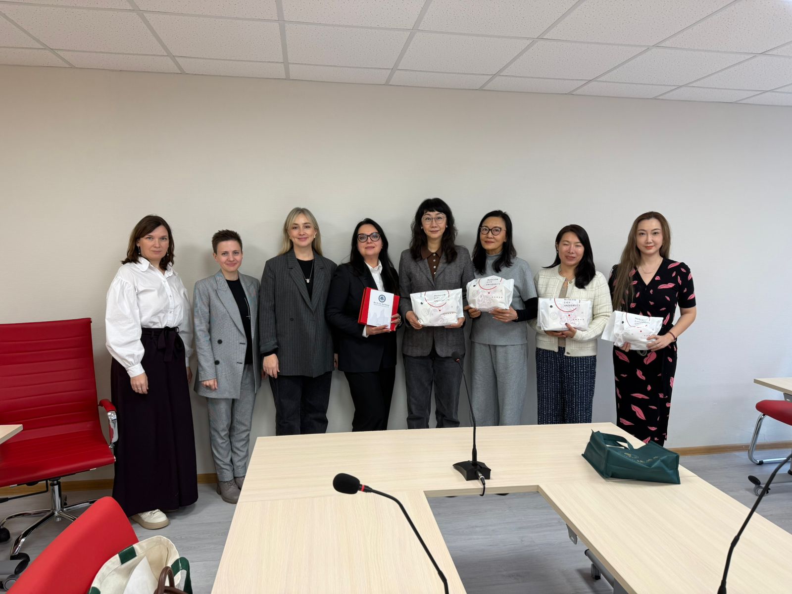 Встреча с делегацией деятелей искусства и науки города Шэньчжэнь (КНР)