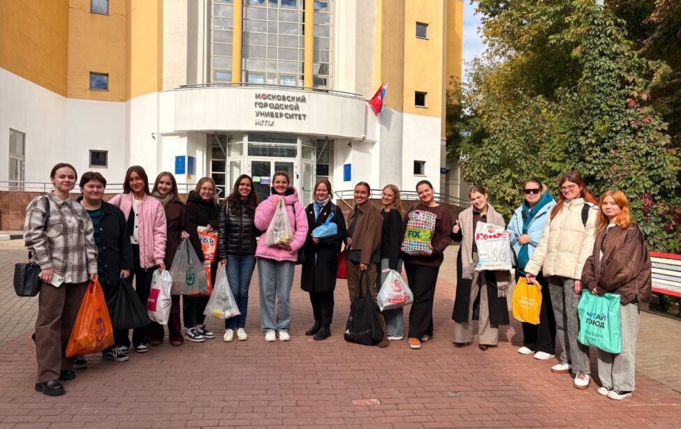 Волонтеры ИИЯ помогают собирать детей в школу