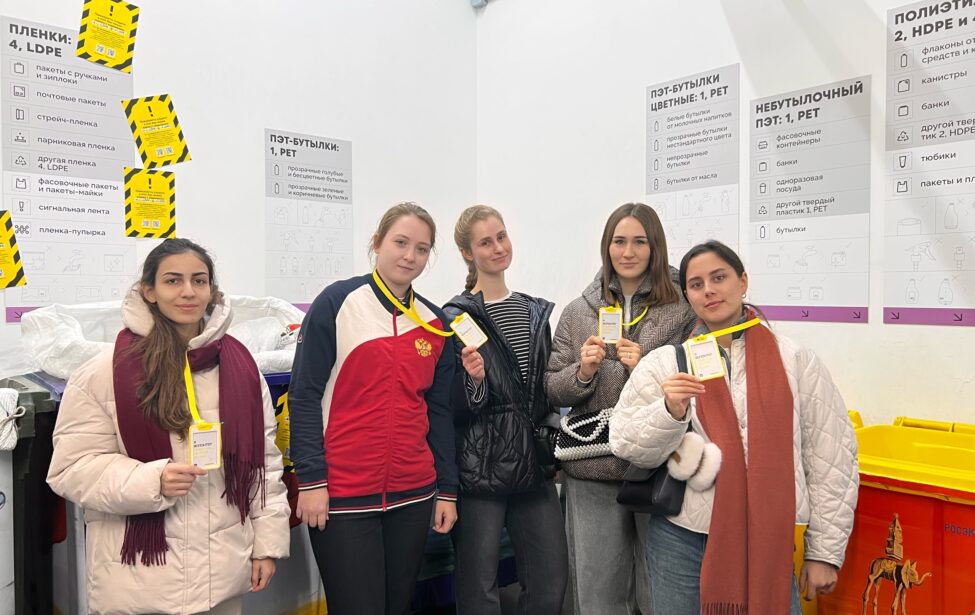 Волонтеры ИИЯ помогают в экоцентре «Ясный»