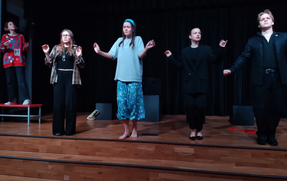 Студенты-актеры представили экспериментальный спектакль «Жмурки»