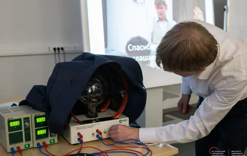 Мастер-класс «Лаборатория физики. Битва при черной дыре» прошел в ИЦО